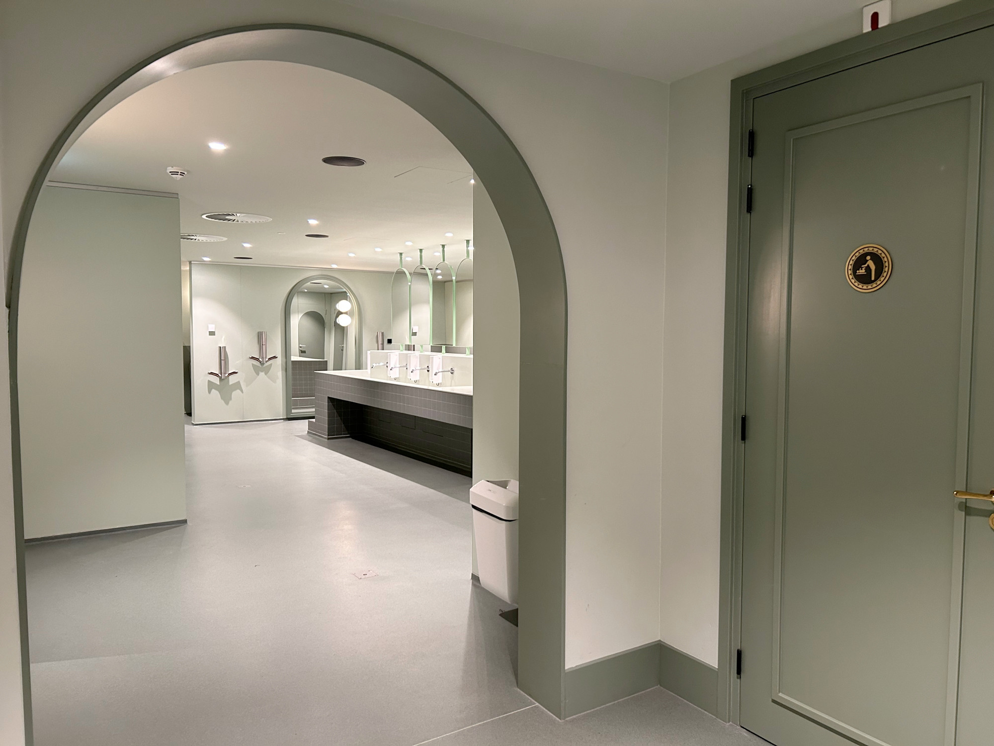 Een toiletgroep in de Efteling